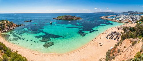 Panoramisch uitzicht op het strand Platja de Portals Nous, Cala Bendinat op Mallorca, Spanje Middell