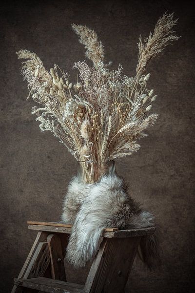 Nature morte de fleurs séchées combinées à de la fourrure. 1/3 par Margot oude Kotte