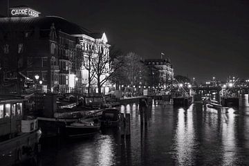 Avondfoto van Amsterdam met zicht op Carre en gracht van W J Kok