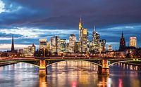 Skyline van Frankfurt am Main bij zonsondergang van Juriaan Wossink thumbnail