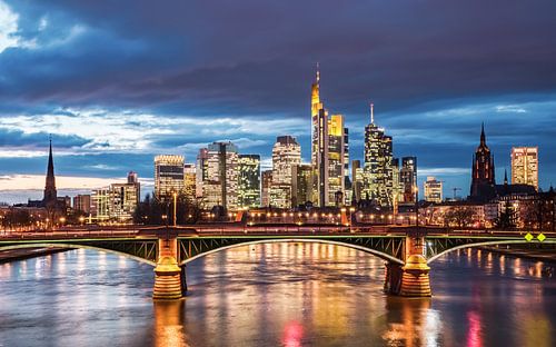 Skyline van Frankfurt am Main bij zonsondergang