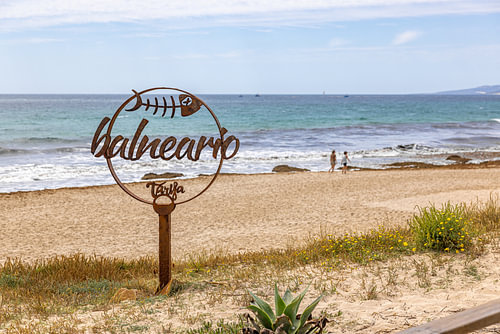 Bord van de balneario op het strand van Tarifa