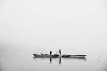 Zwart wit foto's van vissers in hun boot op het water van Ellis Peeters