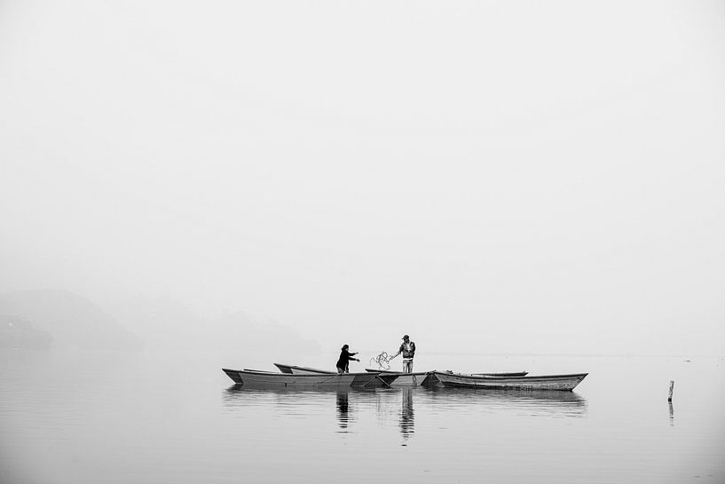 Photos en noir et blanc des premiers travailleurs dans leur bateau sur l'eau par Ellis Peeters