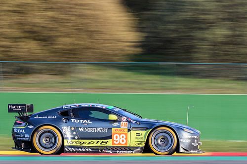 Aston Martin Racing Aston Martin Vantage V8 rijdt door Pouhon