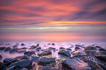 Rood en paars gekleurde zonsondergang met wolkenlucht van Fotografiecor .nl