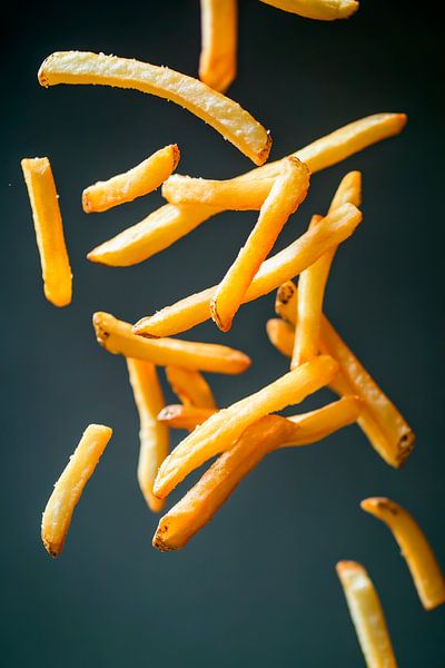 Knirschende Pommes in freiem Fall von Poster Art Shop