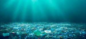 Onderwater scène met plastic afval, illustratie van Animaflora PicsStock