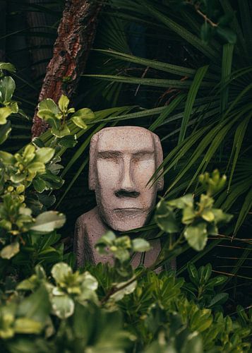 Stenen bewaker in de tuin