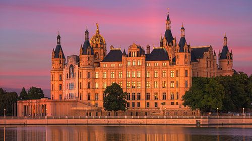 Zonsondergang bij het kasteel van Schwerin, Duitsland