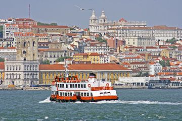 Gezicht op Lissabon vanaf de rivier de Taag in Portugal van Eye on You