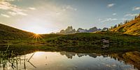 Spiegeling zonsondergang in de bergen van Coen Weesjes thumbnail
