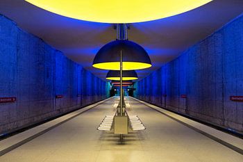 Bahnsteig einer U-Bahn-Station mit leuchtenden Farben