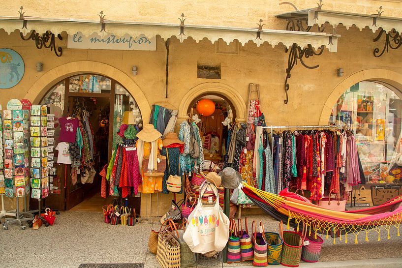 ein Geschäft in Lourmarin von Annie Keizer