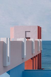 Muralla Roja reisfotografie print ᝢ abstracte pastel architectuurfoto van Hannelore Veelaert
