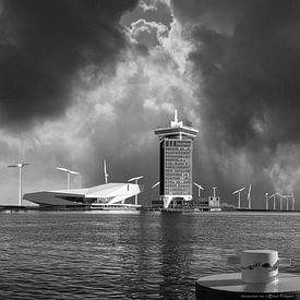 Het IJ in Amsterdam met het Eye Filmuseum en de A'Dam Toren. van Aad Trompert