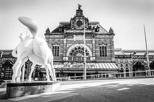 Central Station Groningen, Netherlands, Peerd van ome Loeks  (black&white) von Klaske Kuperus