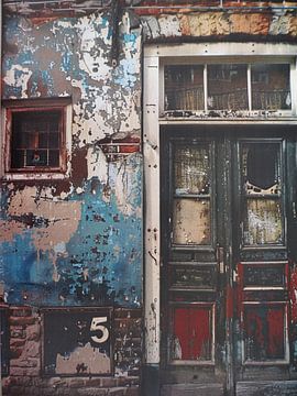 Gevel van Lost Place huis met deur nr. 5 van gm_designs