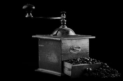 Vieux moulin à café au studio