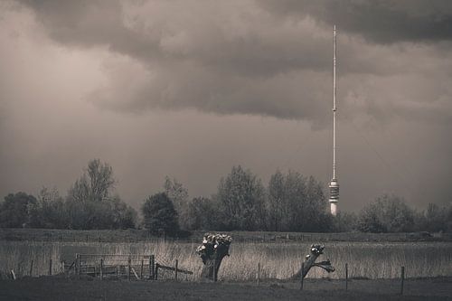 Dreigende lucht boven de Gerbrandytoren in IJsselstein