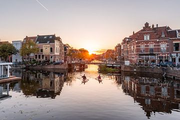 Leiden - Kanufahren auf der Herengracht während der goldenen Stunde (0084) von Reezyard