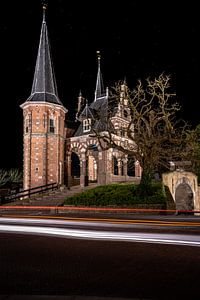 Beleuchteter Wasserturm von Sneek am Abend