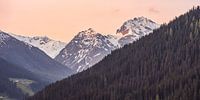 Schneebedeckte Berggipfel in der Morgensonne