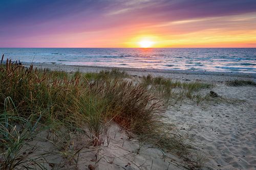 Zonsondergang aan het strand van de Oostzee