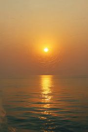 Silence doré - Coucher de soleil sur la mer sur Dante S