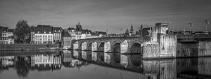 Brücke Sint Servaas, Maastricht - Schwarz Weiß von Teun Ruijters