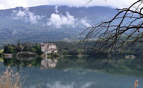 Het meer van Lago di Toblino en Toblino kasteel weerspiegeld in het water