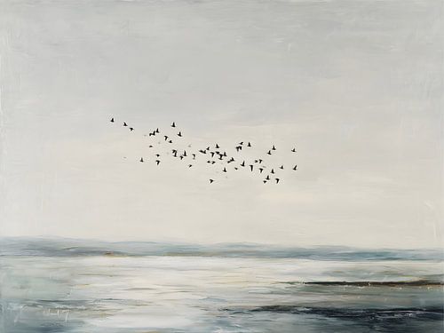 Vögel, die über dem Meer fliegen