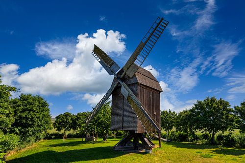 Uitzicht op de windmolen bij Schillingstedt in Thüringen