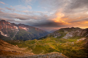 Sonnenaufgang über den Bergen des Nationalparks Hohe Tauern in Österreich
