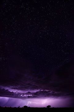 Bliksem onder een nachtelijke sterrenhemel van Chihong