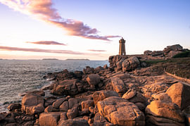 Leuchtturm an der Rosa-Granit-Küste von SR Blaauw