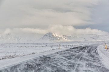 Road one tijdens winter in IJsland van Paul Weekers Fotografie
