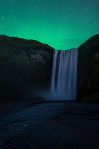 Nordlicht über dem Skogafoss-Wasserfall in Island. von Jos Pannekoek