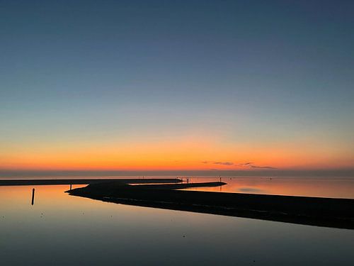 Na zonsondergang in de haven van Harlingen.