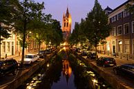 Oude Delft mit der Oude Kerk in Delft am Abend von Merijn van der Vliet Miniaturansicht