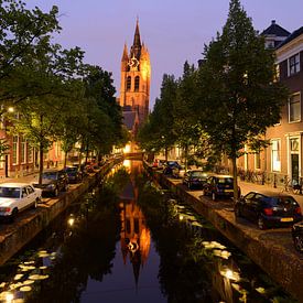 Oude Delft met de Oude Kerk in Delft in de avond