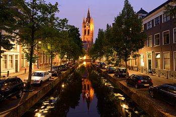 Oude Delft mit der Oude Kerk in Delft am Abend