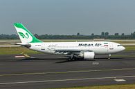 Een Airbus A310-304 van Mahan Air taxiet richting de startbaan van Flughafen Düsseldorf. van Jaap van den Berg thumbnail