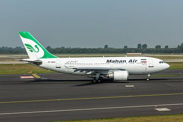 Een Airbus A310-304 van Mahan Air taxiet richting de startbaan van Flughafen Düsseldorf. van Jaap van den Berg