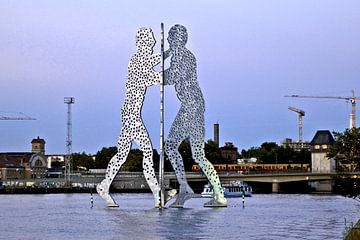 Statue aquatique Molecule Man sur la Spree à Berlin-Treptow sur Silva Wischeropp