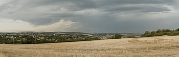 Orage au-dessus d'un paysage rural