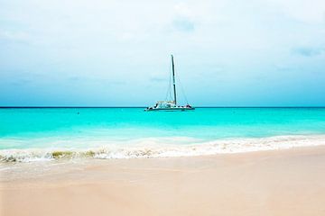 Sailing yacht in the Caribbean Sea near Aruba by Eye on You