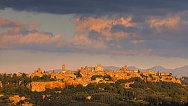 Dramatische Wolkendecke über Orvieto bei Sonnenuntergang von Henk Meijer Photography
