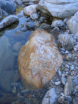 Bergwelten LII - Un gneiss migmatitique fascinant dans le lit du Torrente Livo