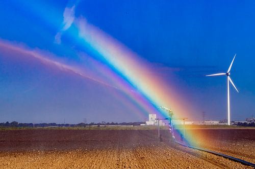 Regenbogen bei der Bewässerung des Ackerlandes